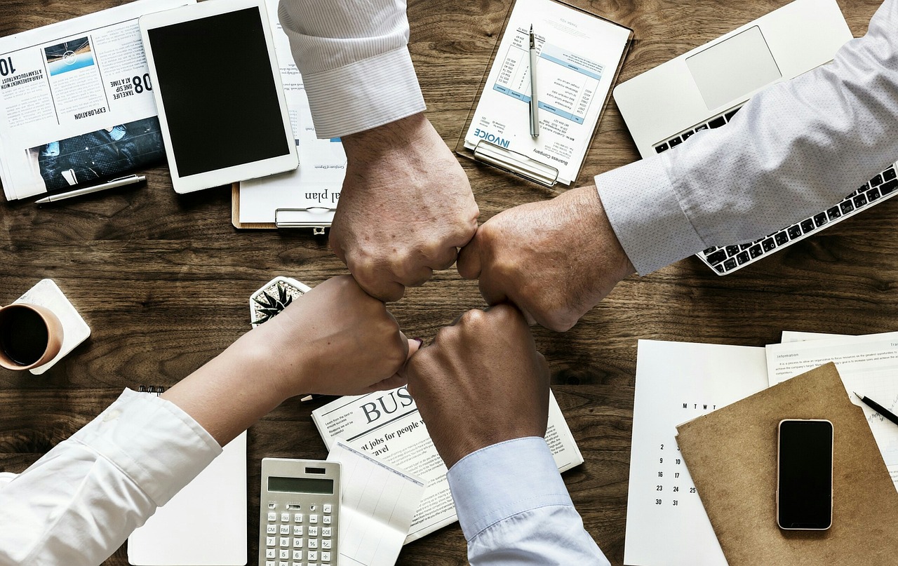 Equipo coordinando la integraci&oacute;n operativa